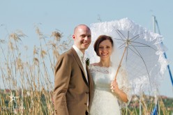 Brautpaar mit Sonnenschirm fotografiert von Hochzeitsfotograf Marion Hogl aus München