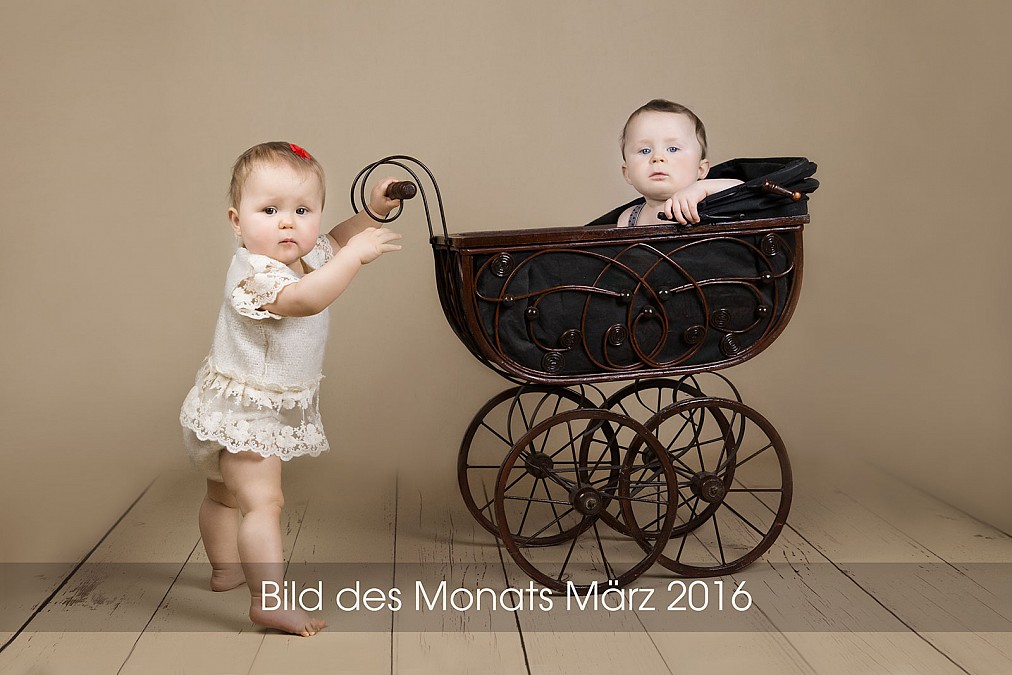 zauberhafte Kinderfotografie mit Zwillingen im Fotostudio in München Laim