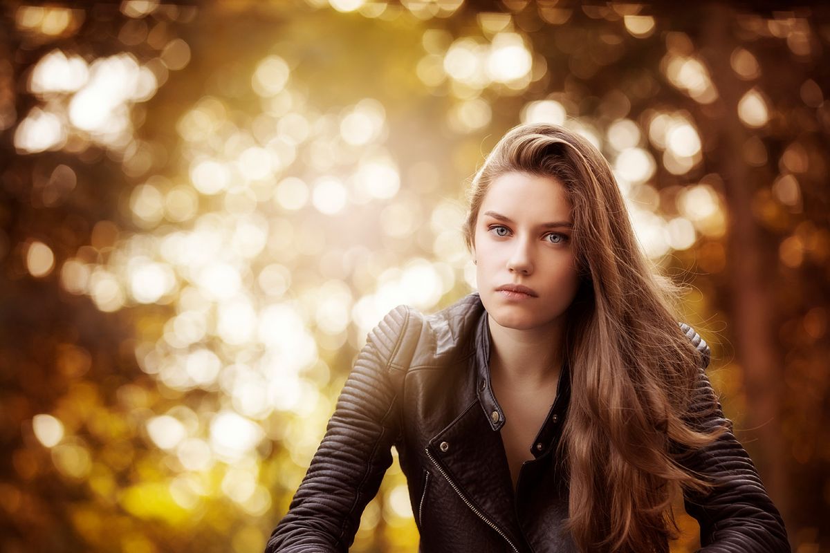 Herbstportrait einer jungen Frau