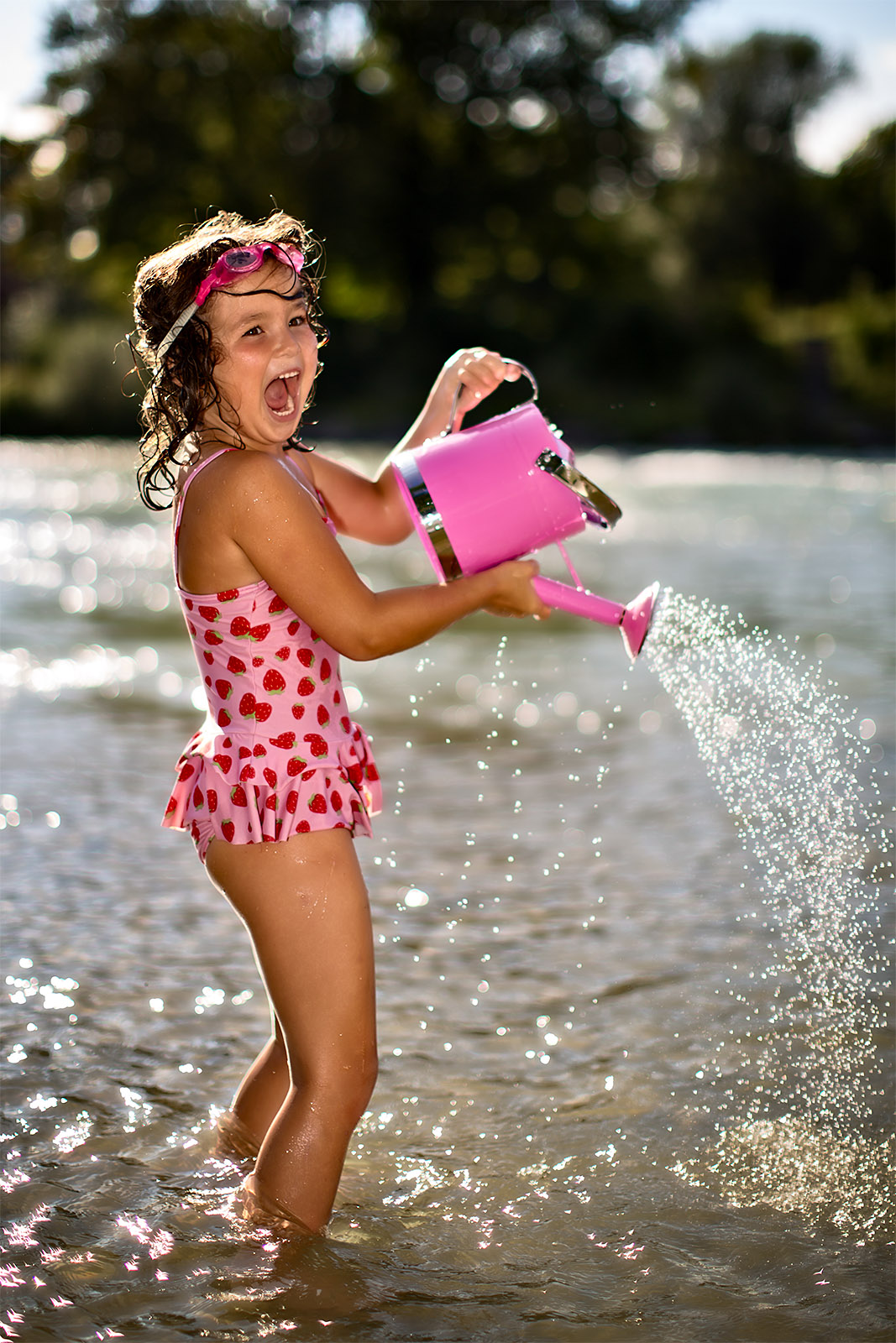 Fröhliche Kinderfotos am Wasser