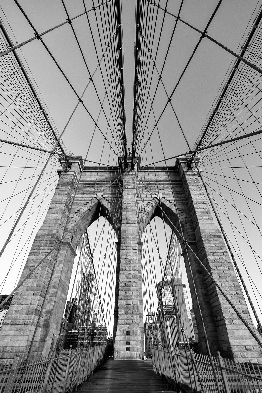 Schwarzweißaufnahme der Brooklyn Bridge in New York